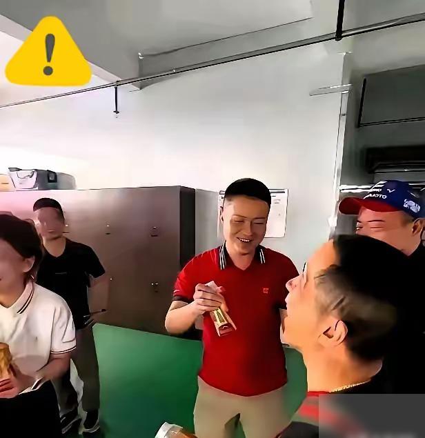 东鹏这次，慌了。市值一度波动不小。就因为在饭局上创始人随口一句“平时不喝”，一个