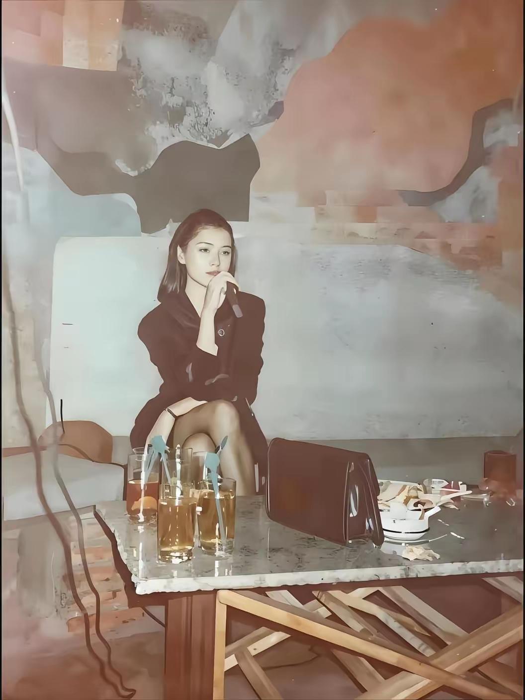 生在那年代，
长的真不赖。
未见着浓妆，
气质名星盖。