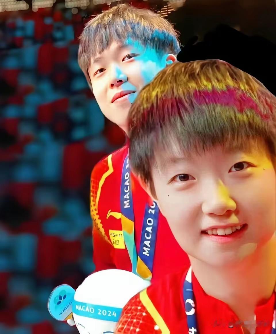 喜讯从天降
莎头打混双
甜蜜小兄妹
点燃世纪光

征战无数回
花开赛玫瑰🌹
春