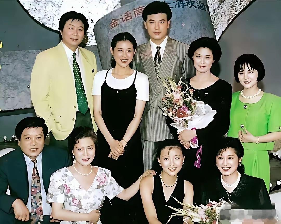 这是1994年，首届全国广播电视“金话筒奖”在上海举办活动后的主持人合影，我只认