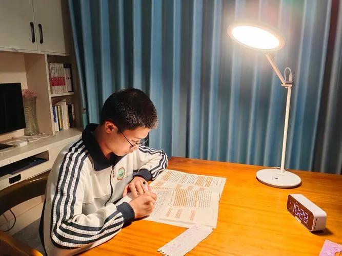 孩子的假期该学还是该玩，核心就是以放松为主、学习为辅，找到有弹性的节奏平衡，二者