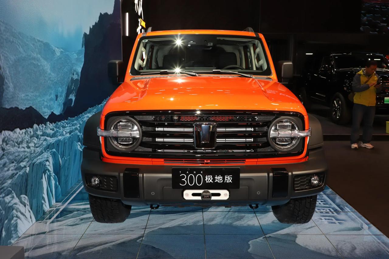 如果说曾经的硬派越野，是 “有钱人的专属玩具”；那现在的坦克 300，正在把 “