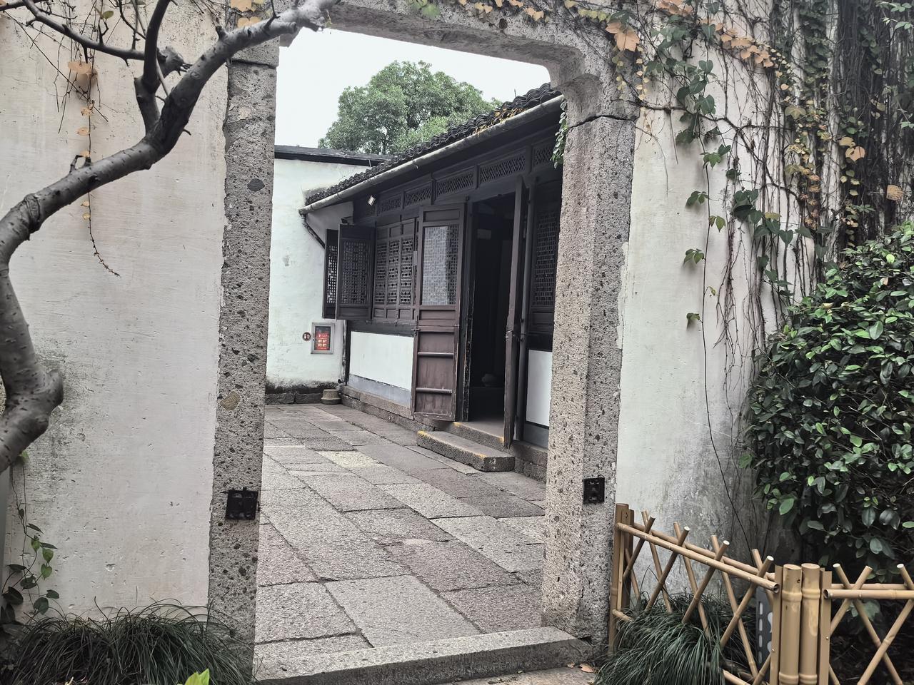 【热评】玩AI一定要守法
利用AI造谣“中国女篮”，两男子刑拘

中国女篮在赛场