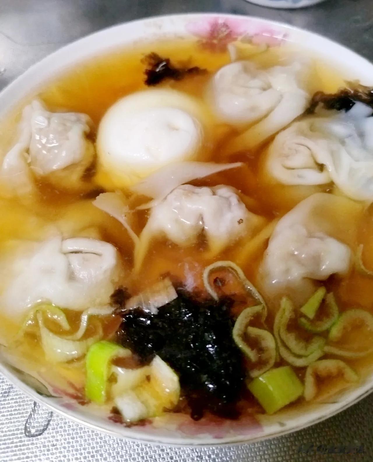 冬日，寒风呼啸，一碗热气腾腾的馄饨，加一个荷包蛋，简直是舌尖上的享受[呲牙]
暖