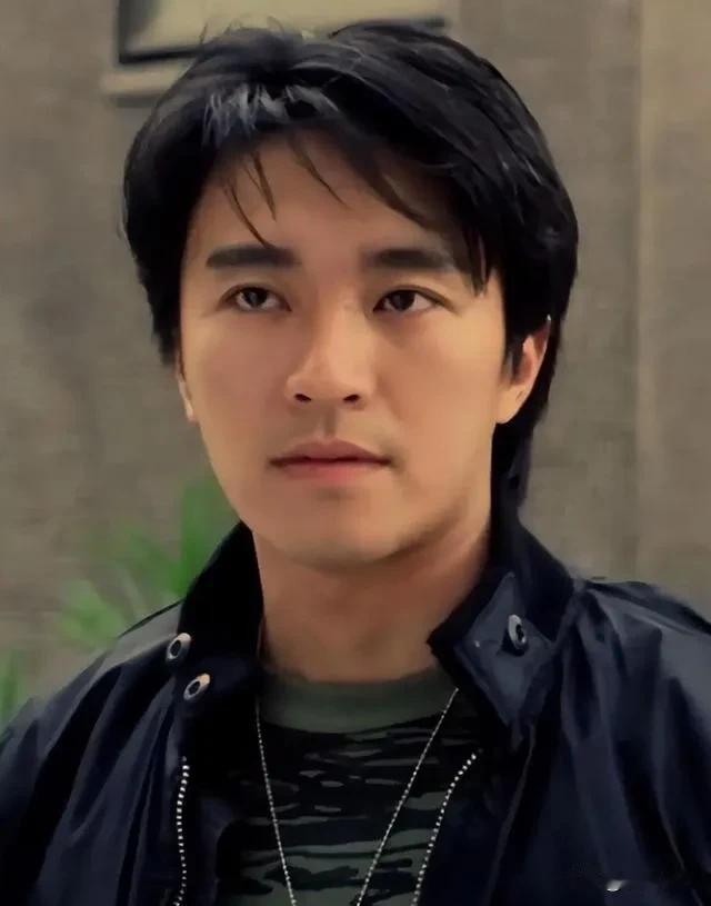 周星驰的剧组，有个不成文的规矩，但没人敢破。吃饭时，场工扯着嗓子喊：“跑龙套的先