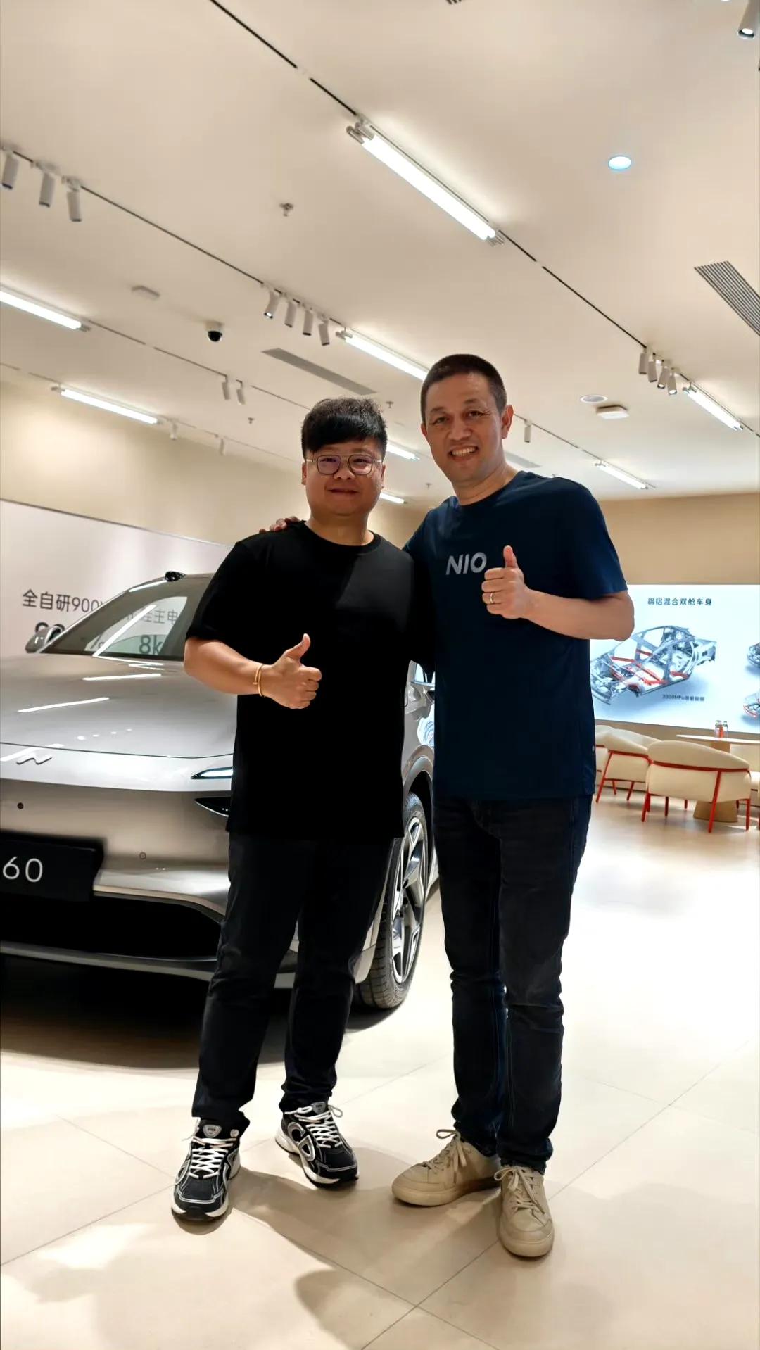 乐道L60全国“首提”李斌亲自交车
这阵仗友商的车主羡慕吧
不光老板亲自交车而且