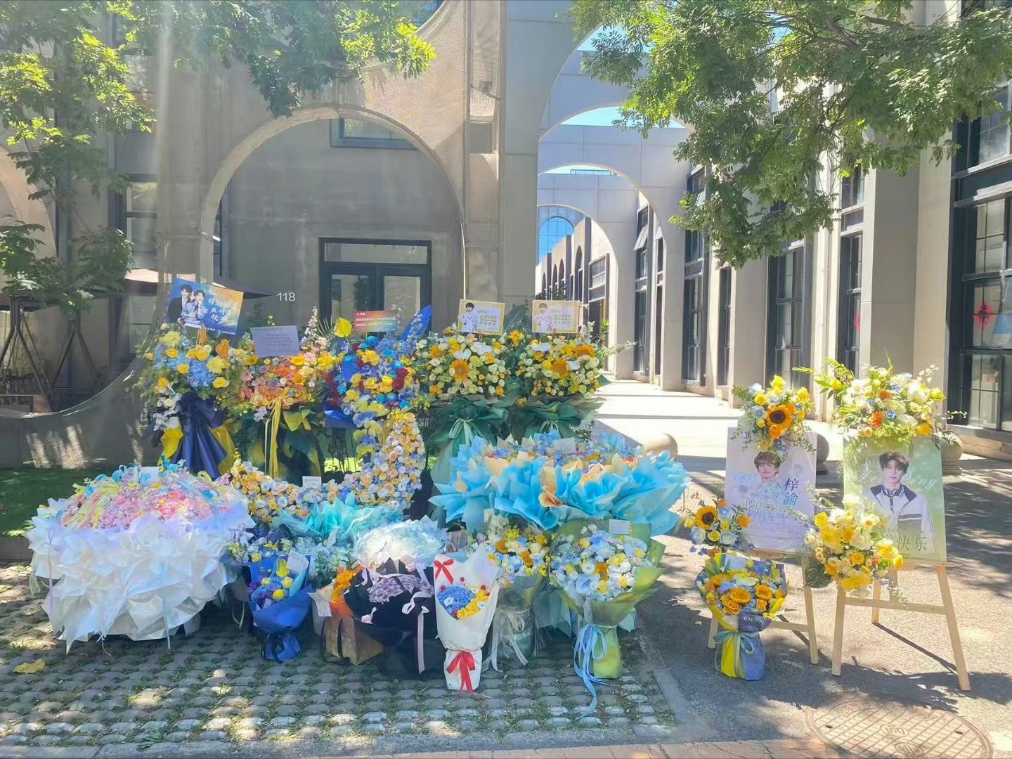 梓渝出道五周年应援花束妈咪出道五周年快乐！田栩宁携全体甜玉米送上祝福！ 