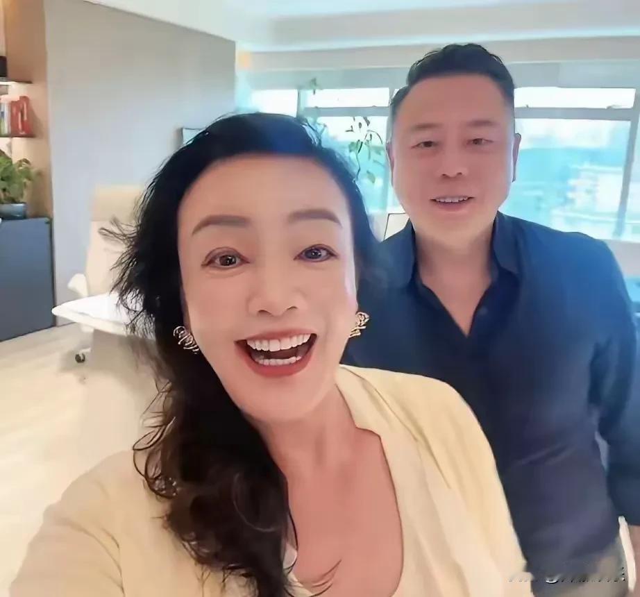在张兰心目中什么人什么事最重要一眼就看出来了。张兰出差归来第一个见的人是小汪宝，