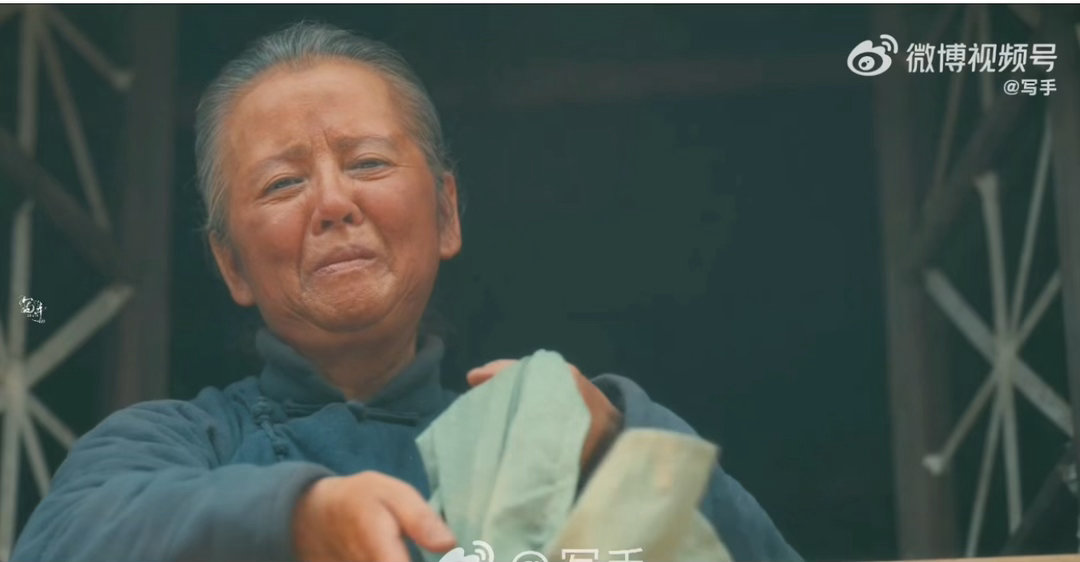 八千里路云和路里的小人物 玉娇跪在废墟里求人那段太揪心了。怀里抱着刚出生的孩子，