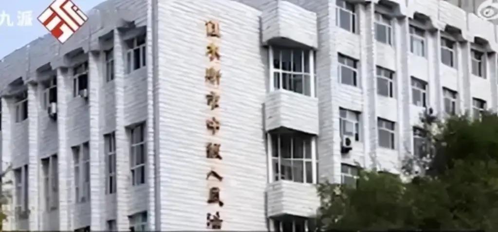 “脸都不要了！”黑龙江教师姚志荣离岗请病假25年未返岗，退休前却发现自己的编制“