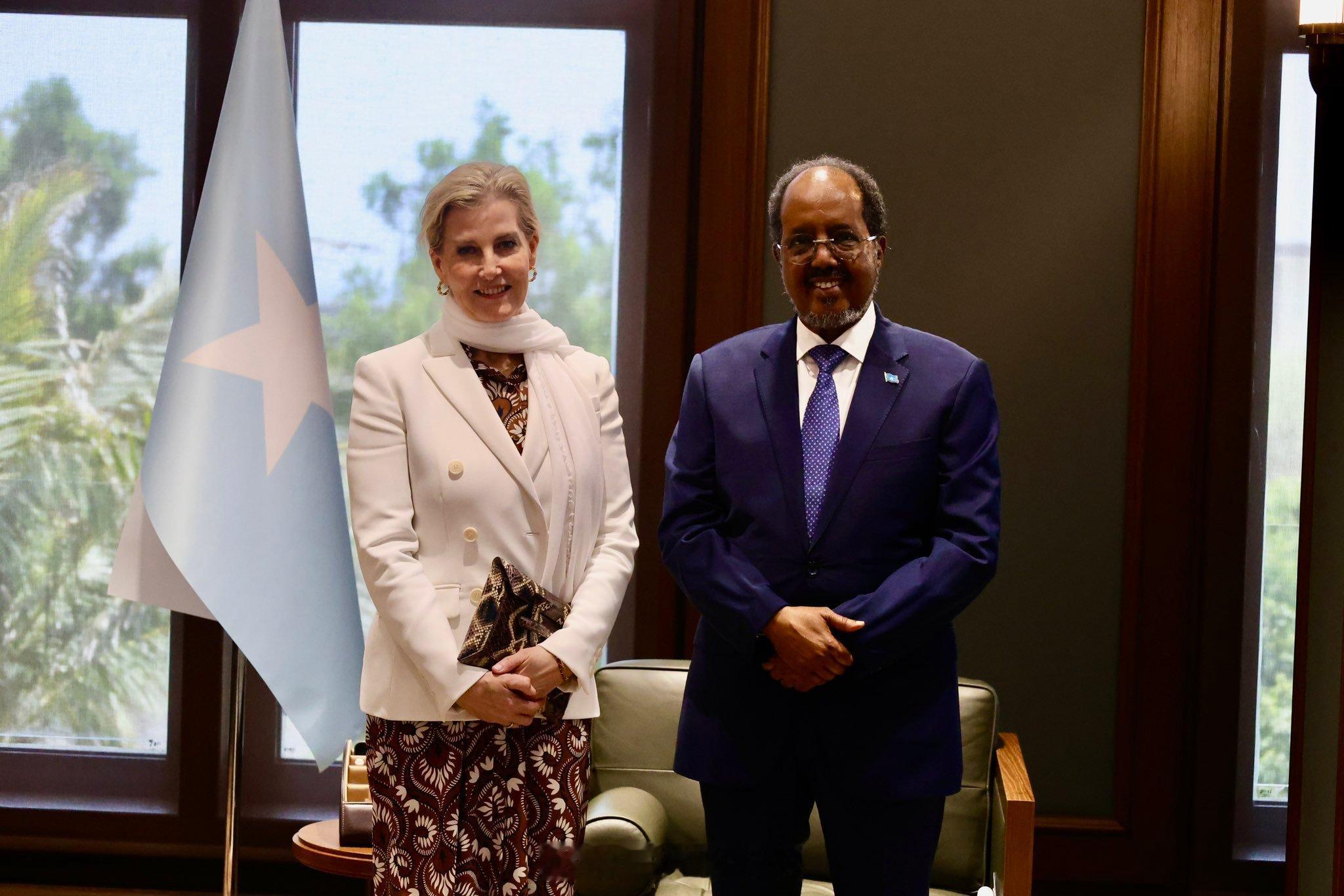 英国王室  近期，爱丁堡公爵夫人苏菲在索马里拜访索马里总统Hassan Shei