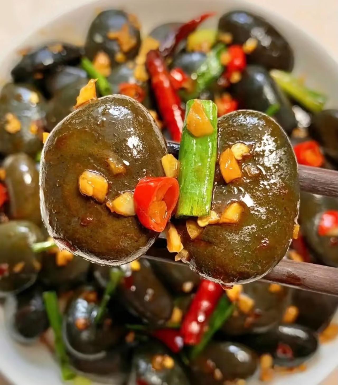 有人吃过“嗦丢”嘛？
据说这是恩施最硬的特色菜。
本来心里还有些疑问，
但是看完