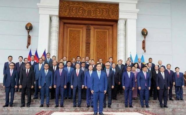 菲律宾 倒向了 美国 ， 新加坡 倒向了美国， 柬埔寨 倒向了美国， 越南 也在