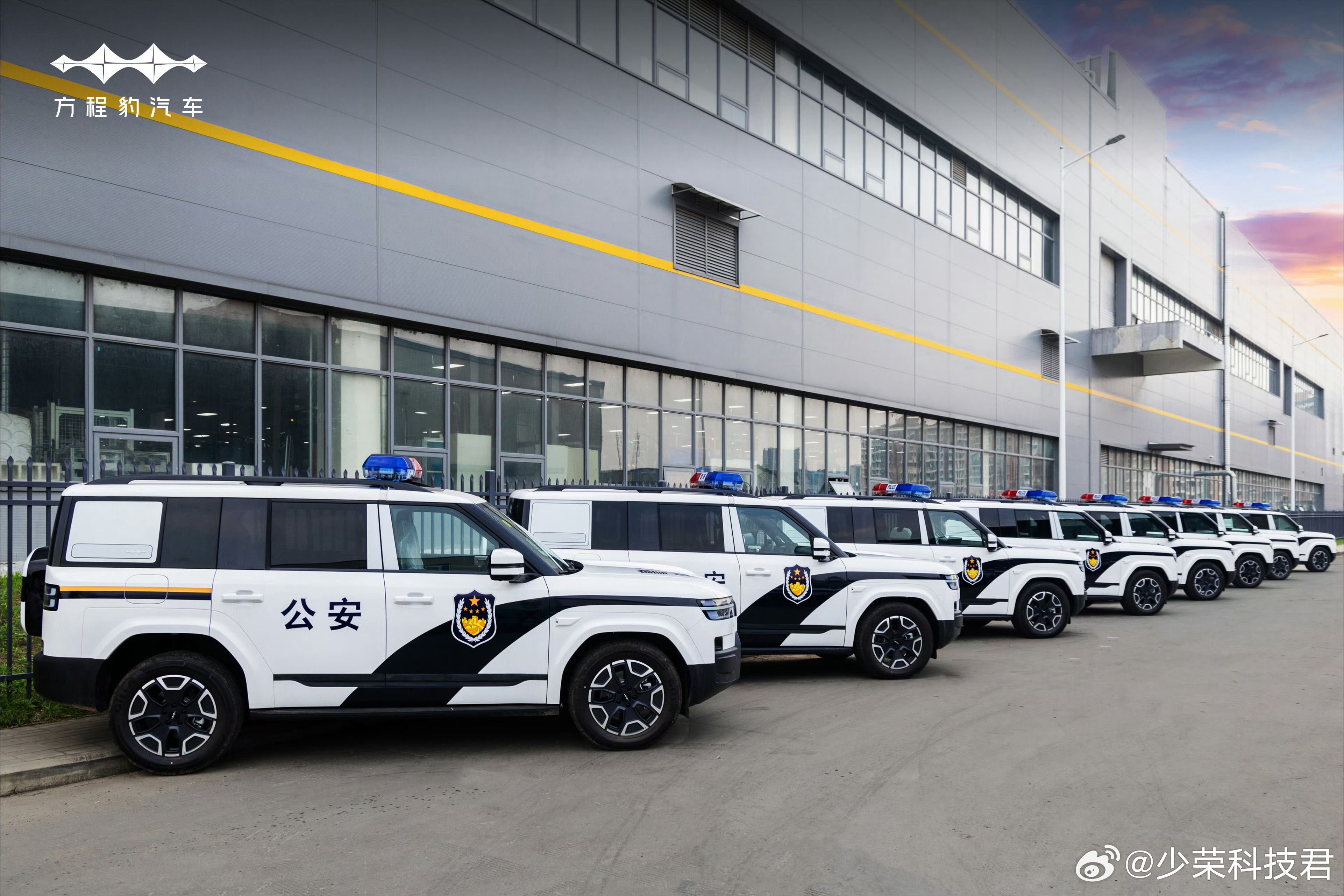 方程豹钛7：可曾见过我这身皮肤？考公上岸的车气质是不一样啊。查了一下深圳、厦门、
