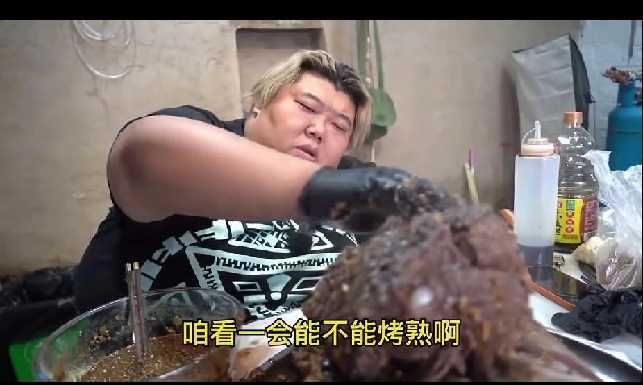 这位叫胖猴子的吃播真是拿命在吃，胖成这样了还在狂炫，整个视频看下来，我都替他累的
