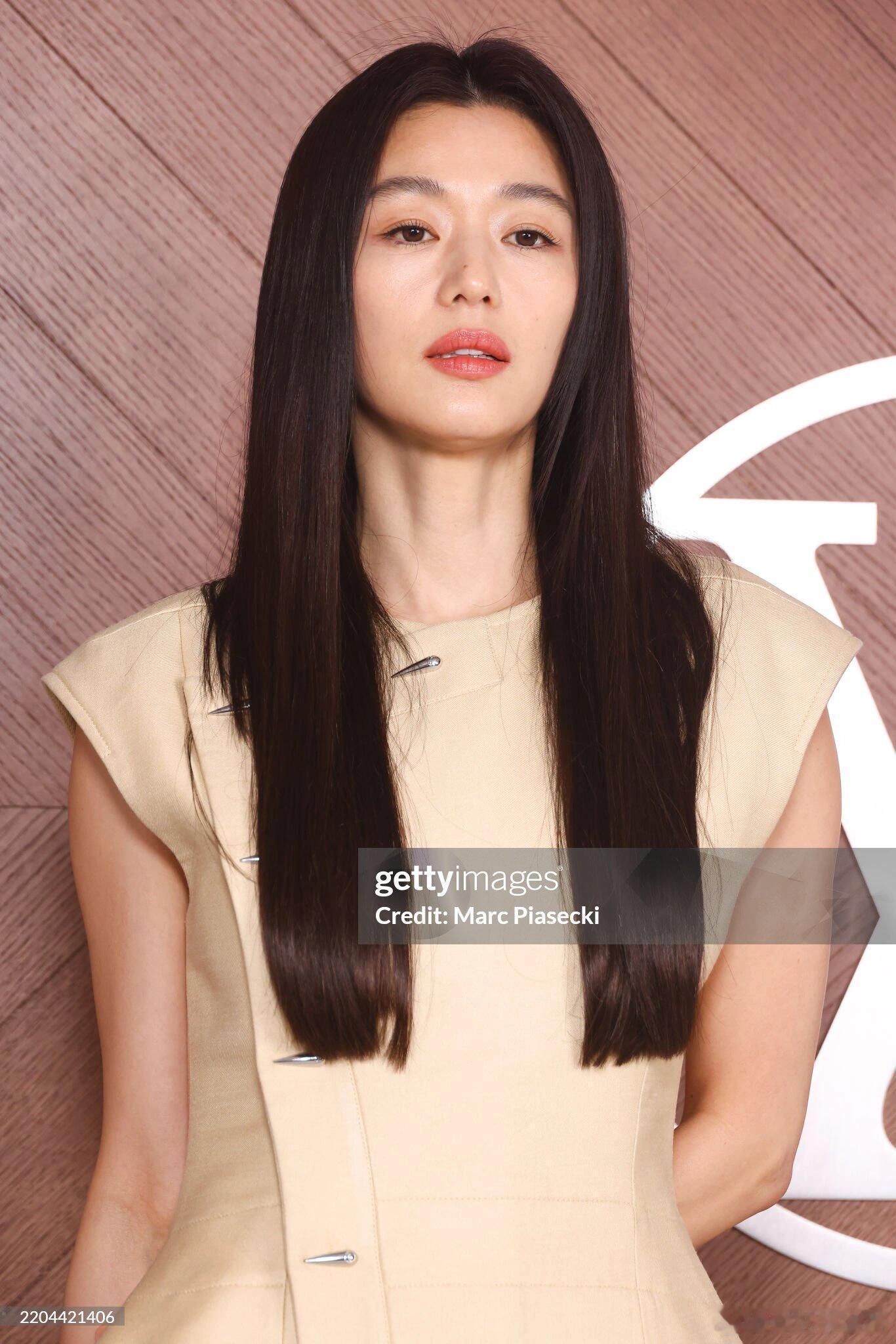 中韩泰女明星巴黎时装周状态 全智贤、LISA、周冬雨、宋茜、Yaya、欧阳娜娜、