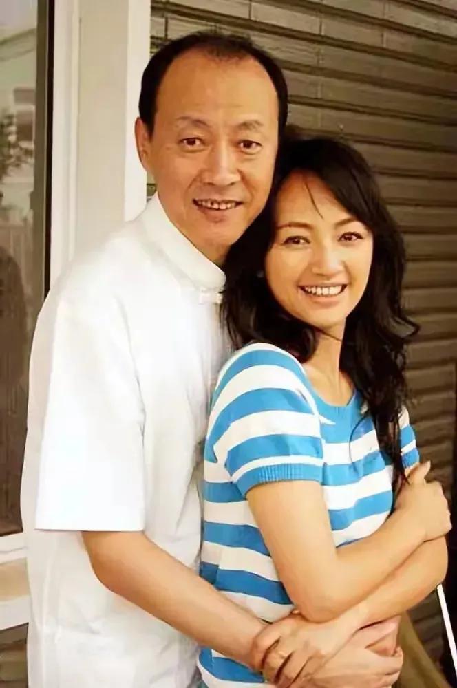 侯天来抱着罗海琼，这是剧照吗？他俩合作主演过《我的丑娘》，罗海琼饰演年轻漂亮的的