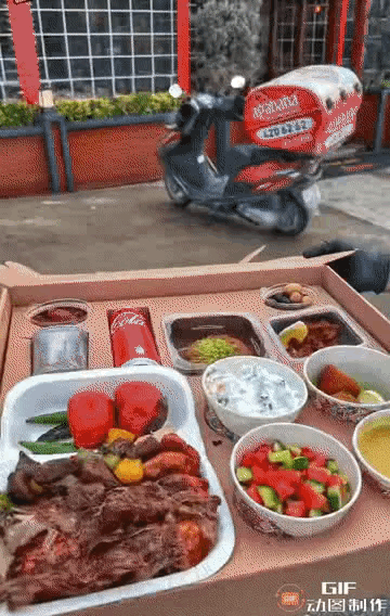 图一：哪个地方的外卖啊，也太丰富了，谁看见了能不喜欢啊？
图二：就出去吃个饭而已