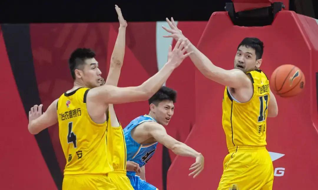 吉林队这次就是奔着给上海队一闷棍去的。
 
别看吉林阵容实力比上海差不少，但光脚