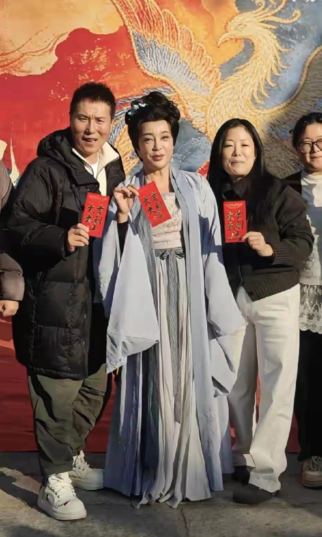 75岁刘晓庆再出山，庆奶前阵子还在写毛笔字赚钱，她老人家是不是又财产危机了 