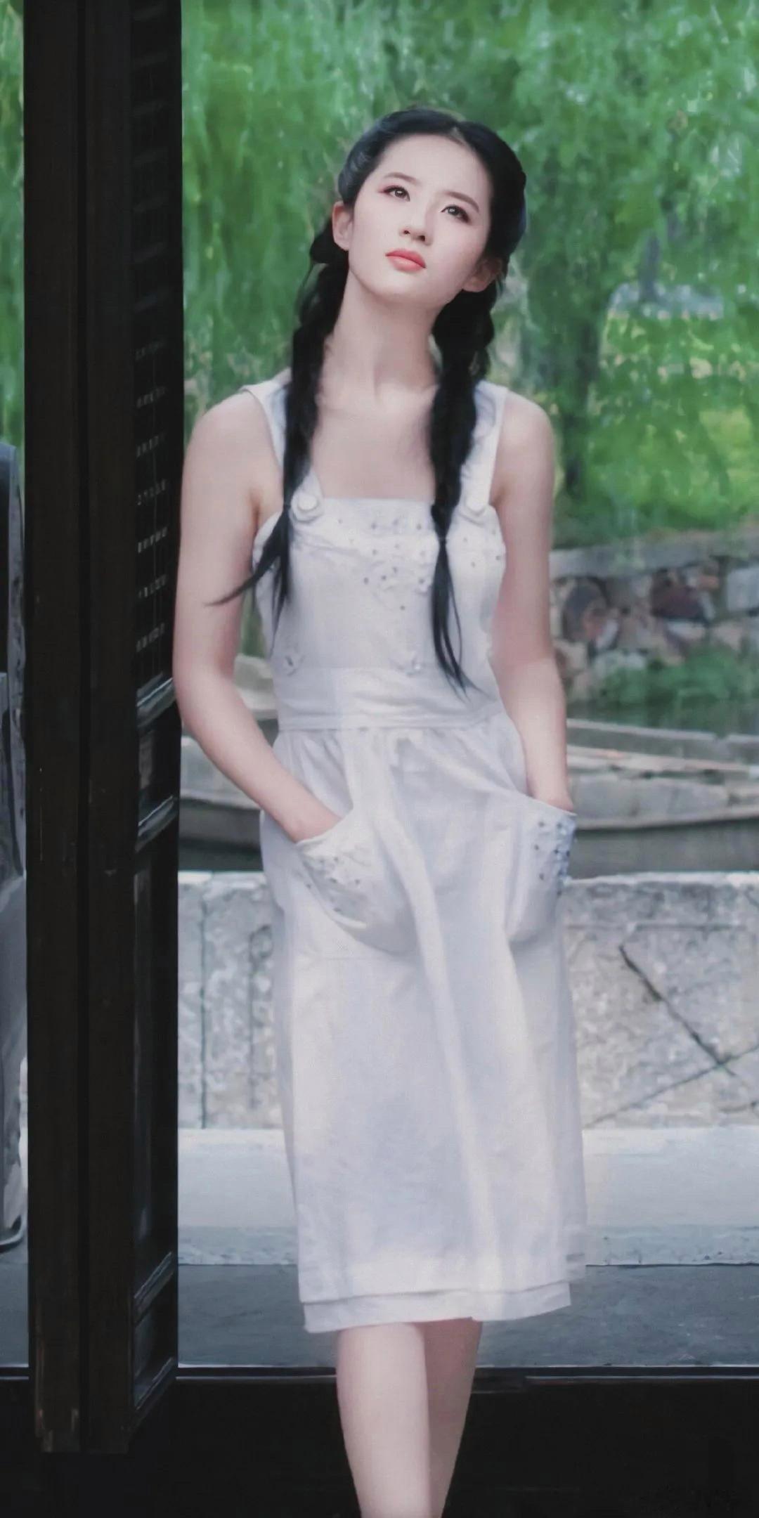 刘亦菲才是真正惊艳了时光的美人，一颦一笑都自带仙气，永远看不腻。 