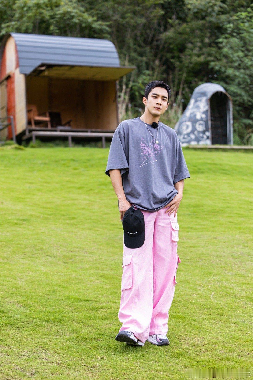 #有什么车是韩东君不会开的# 说真的，韩东君开起车来简直自带光环，就差一辆时光机