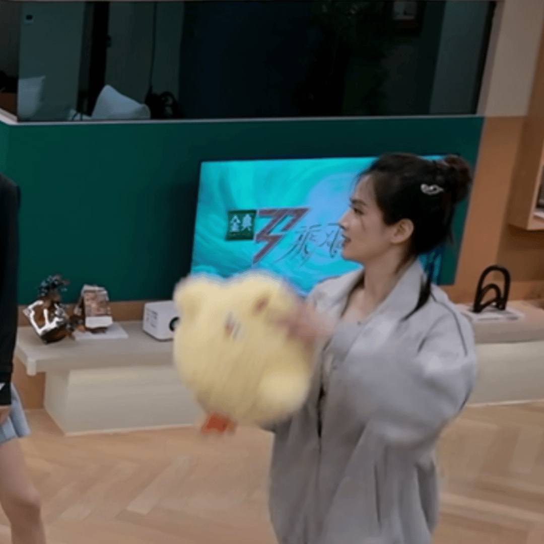 我以前真的不理解为什么很多人总是用小猪当爱称 直到我今天刷到陈昊宇这张动图我直喊