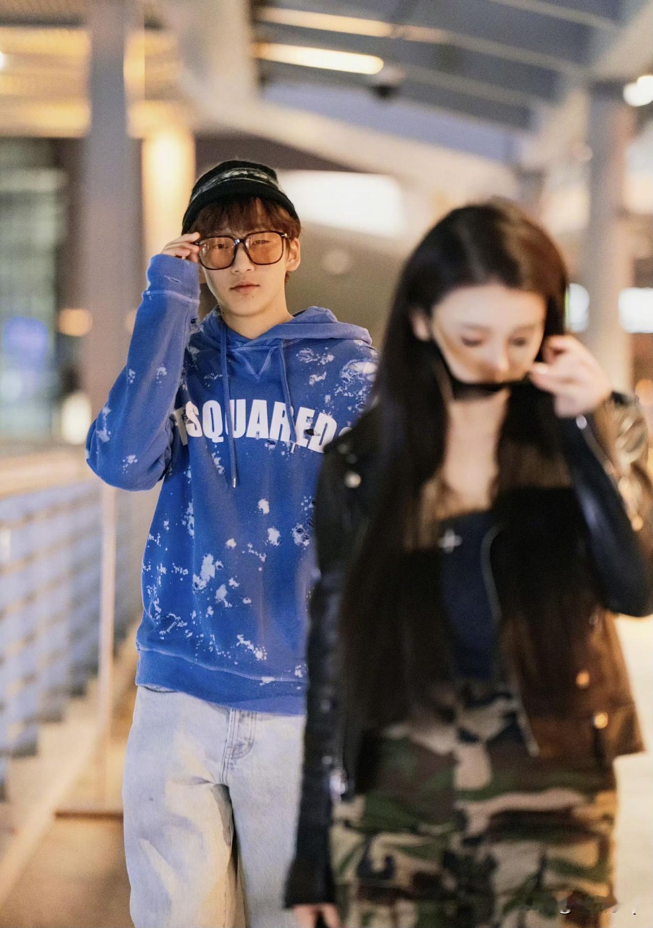 轩轩和妈妈冉莹颖出来炸街，一个是韩范街头少年，一个是时尚性感辣妈，母子俩太吸睛了