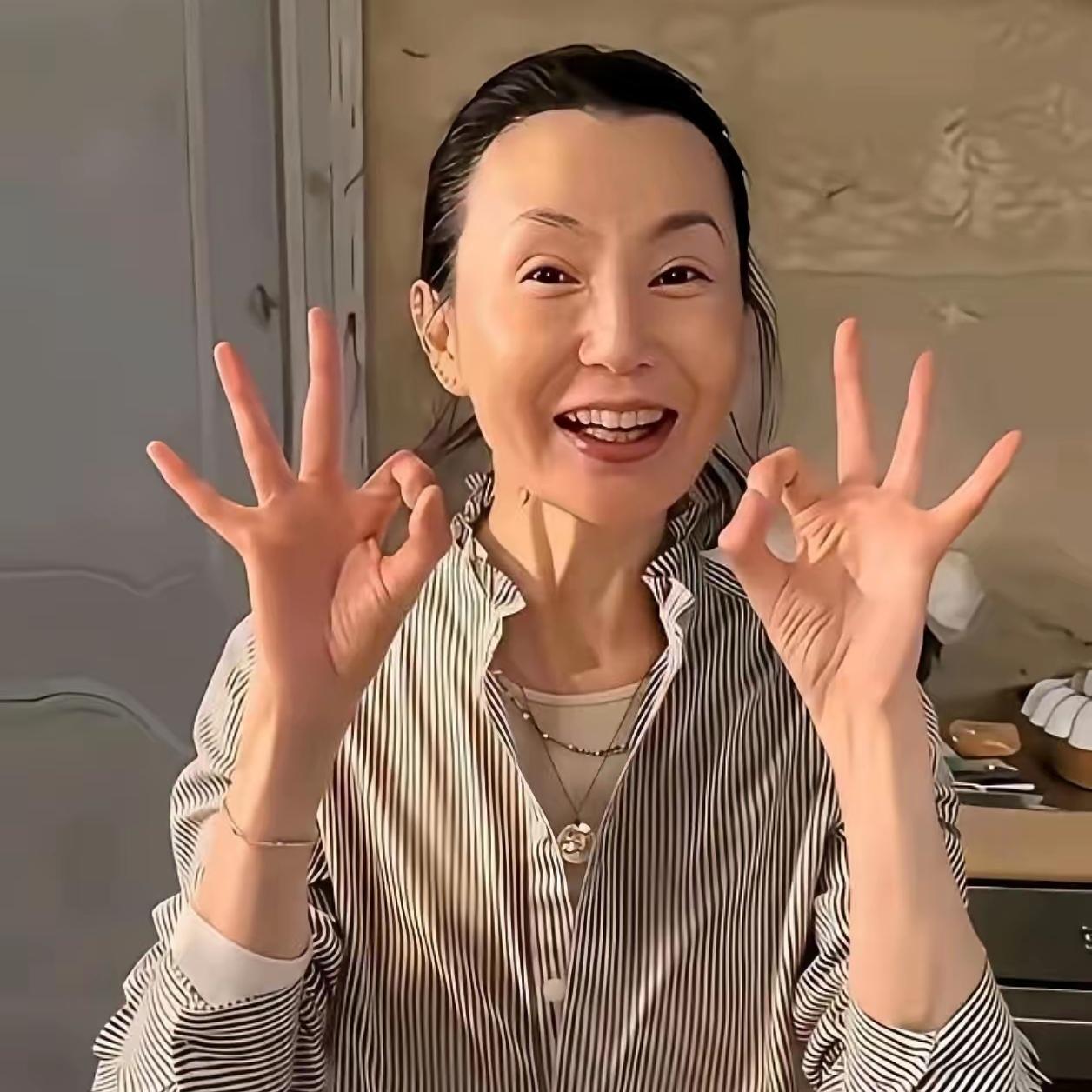 61岁的张曼玉
最近又出来了
很多人依旧困在对张曼玉的固有滤镜里，看见61岁的她