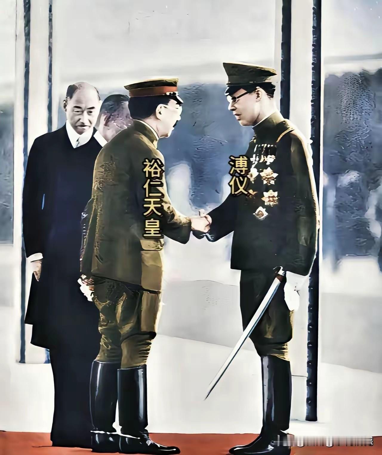 溥仪和裕仁穿的衣服差不多，都是一身军装，穿着大皮靴，身材也比裕仁高出一些，唯一不