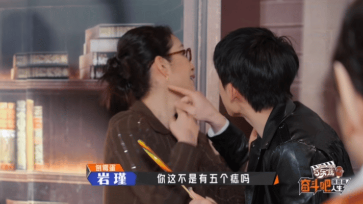 秦海璐给05后演女儿 秦海璐这段真的给我笑不行了。台上正演着呢，她突然冲上去管0