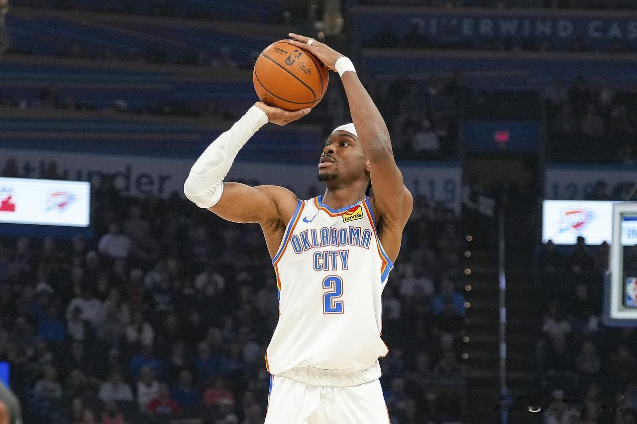 没法防了！亚历山大连三分命中率都达到44.3%了！
虽然在本赛季前，亚历山大已经