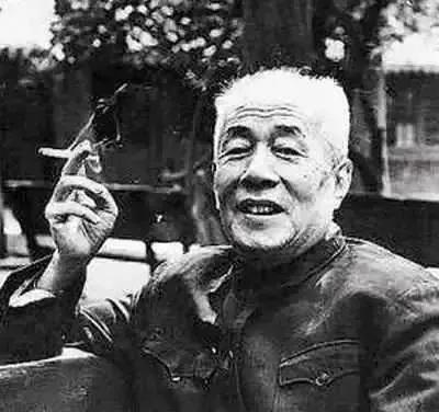 1947年，地下党员王冶秋走到院子时，发现他的勤务兵被军统特务抓了，特务指着王治