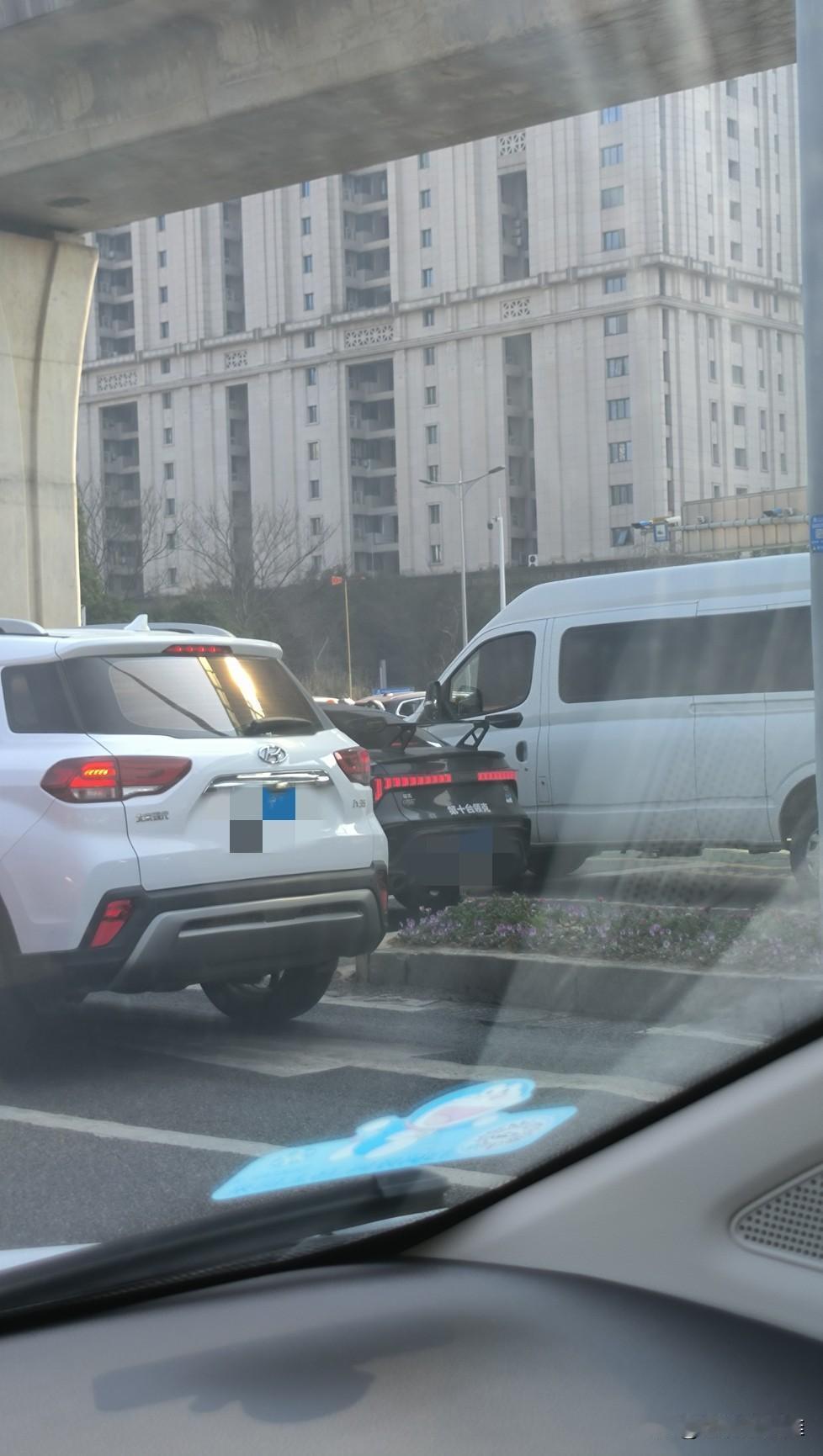 还真以为是领克03+，原来是普通03加了个尾翼。
我就说嘛，真正的03+可是比保