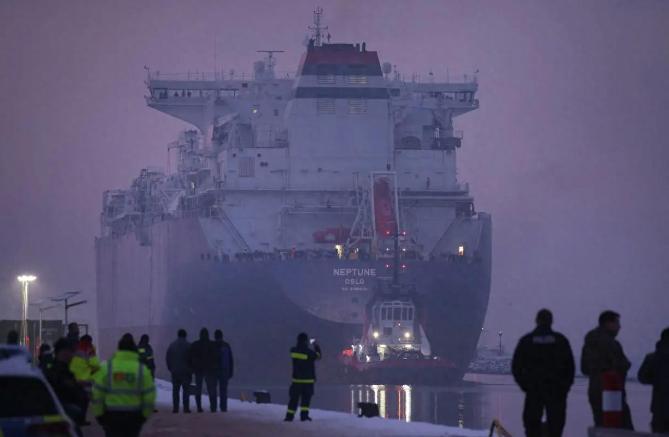 【打脸泽连斯基！乌盟友暗购1500万吨俄气，莫斯科狂赚84亿】泽连斯基近期游走欧