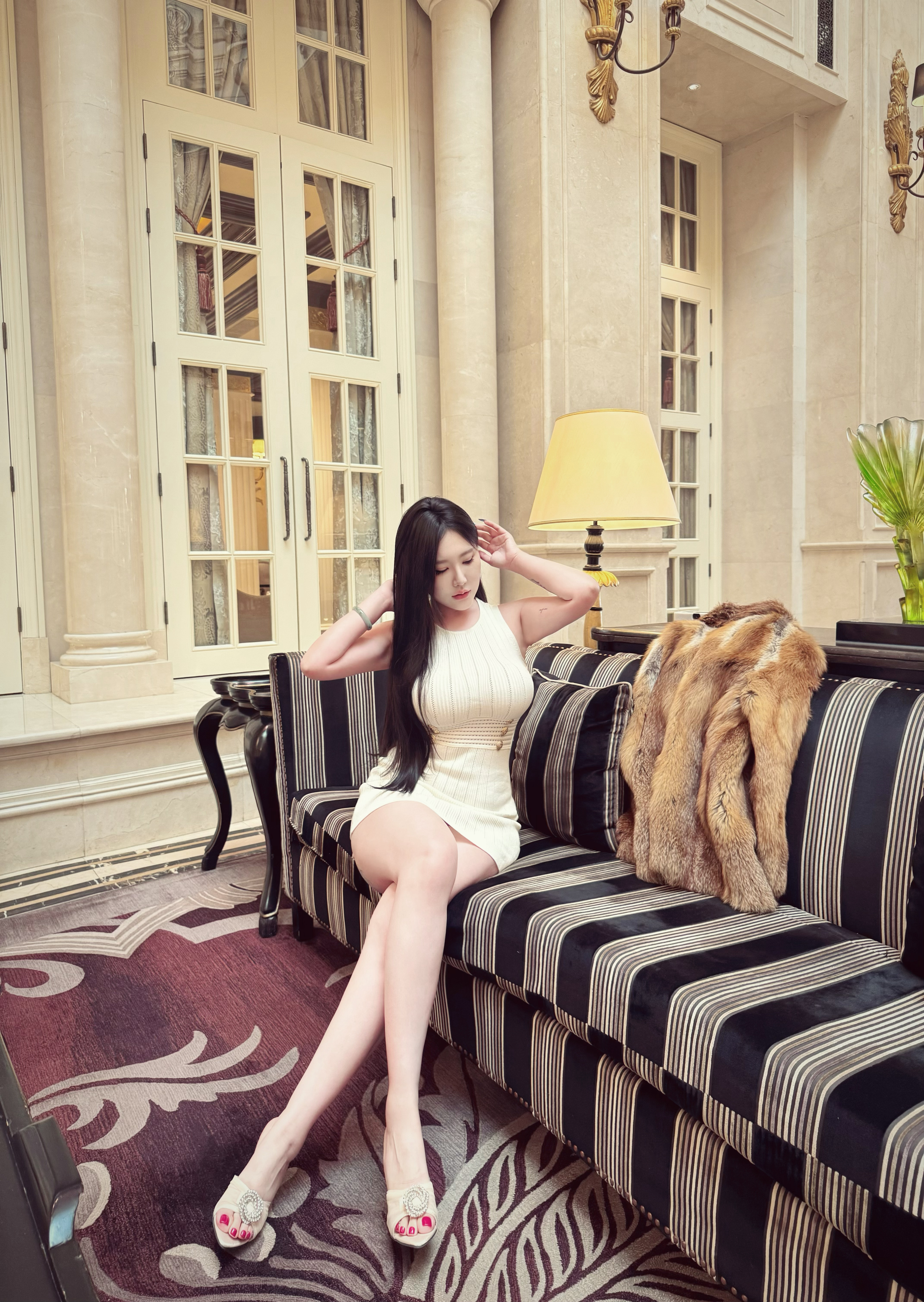 他们爱你盛时姣好的皮囊，爱你被世俗赋予的闪光。 