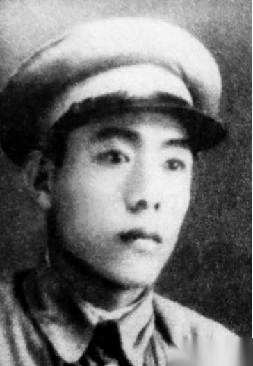 1955年，四野政委翟文清带新婚妻子回山东老家，满屋子都是来道贺的乡亲，热热闹闹