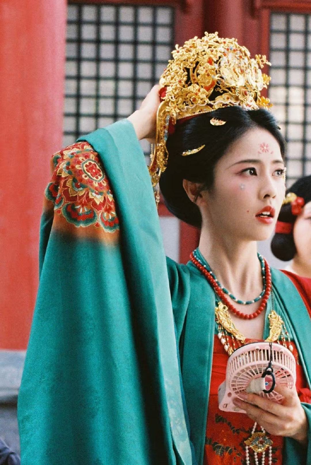 白鹿搬好小板凳等这个婚礼到来白鹿等婚婚礼到来 白鹿搬好小板凳等这个婚礼到来 