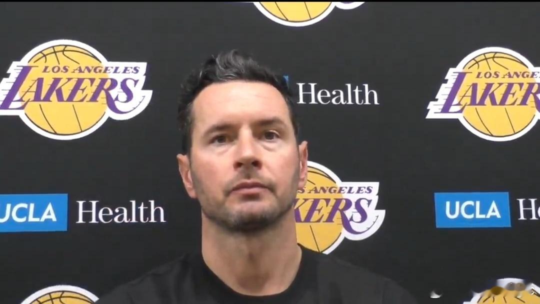 今日训练赛后，雷迪克接受记者采访时再次谈到圣诞大战失利时：“今天是球队“重新调整