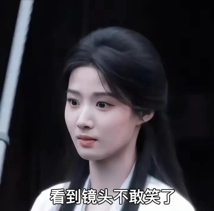 王楚然和卢昱晓上热搜，因为“笑”。
一个是不能笑，一个是不能不笑，对，两人面对镜