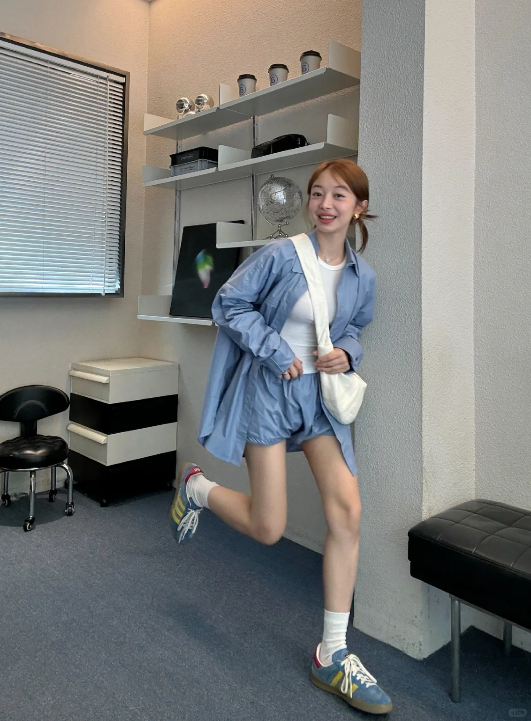浅蓝衬衫配球鞋👟