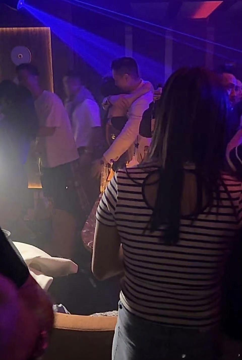 胡杏儿老公夜店与多位美女搂抱渣男，我记得胡杏儿和他有三个孩子，怎么这样啊[怒骂]