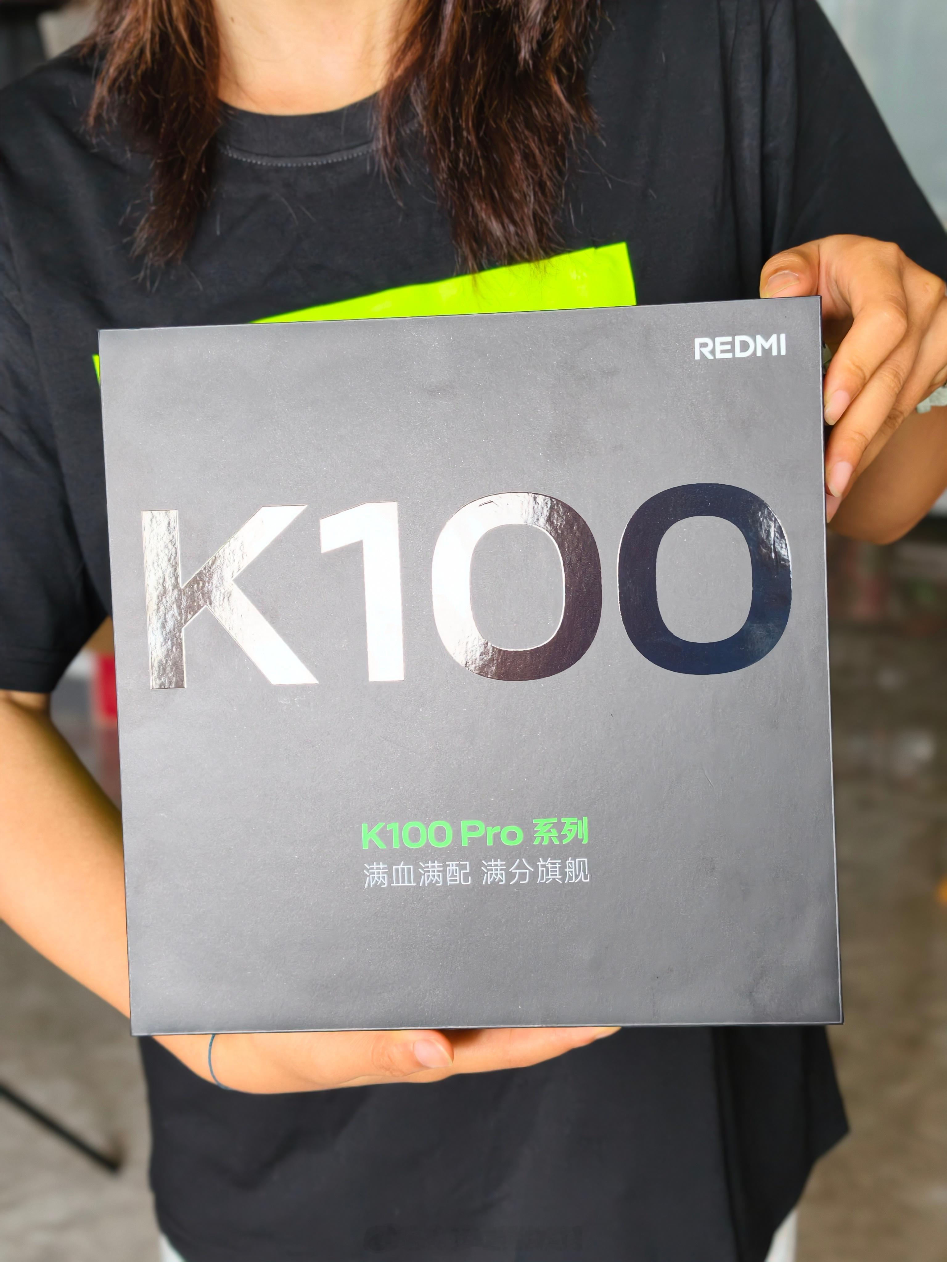 快速开箱一个K100这次的邀请函有一说一荧光绿还是有点帅的，回头拍口播就穿这件了