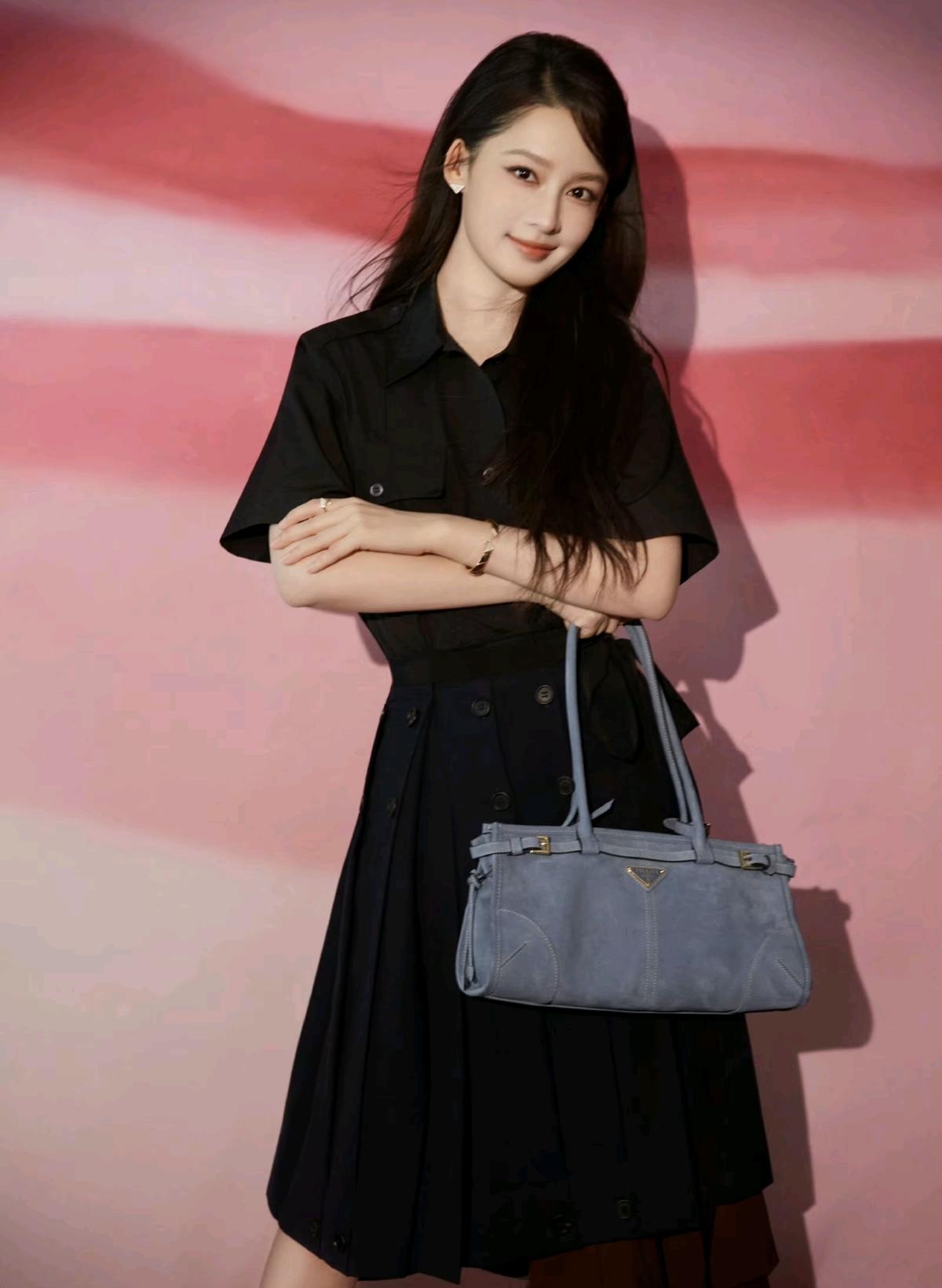 沁沁微笑都自带亲和力，清冷女神和甜妹切换毫无压力[比心]今天又沉浸于李沁的美貌无