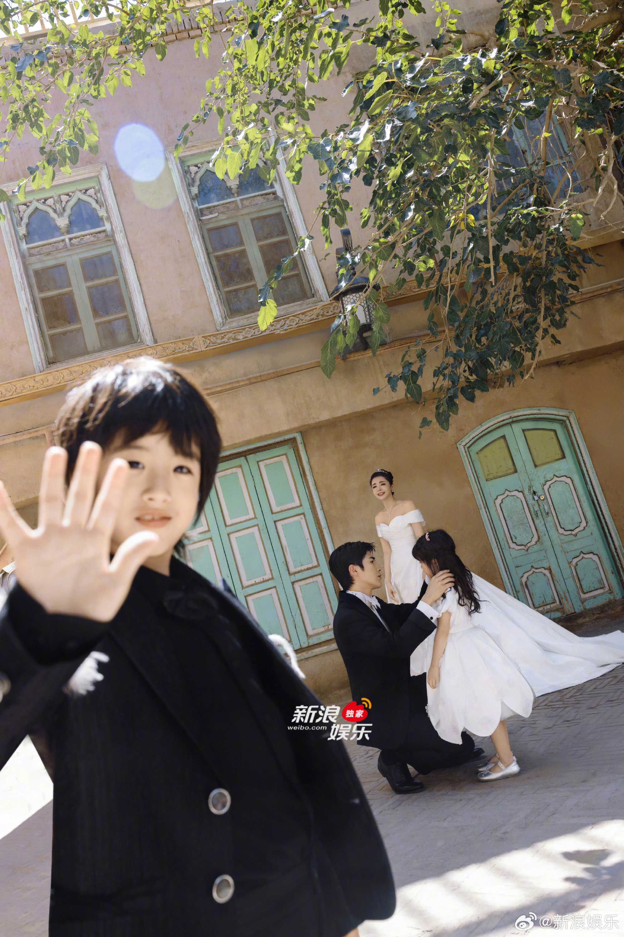 姜潮麦迪娜一家四口婚纱照谁被这组婚纱照治愈到了！姜潮麦迪娜在新疆取景拍摄，中式西