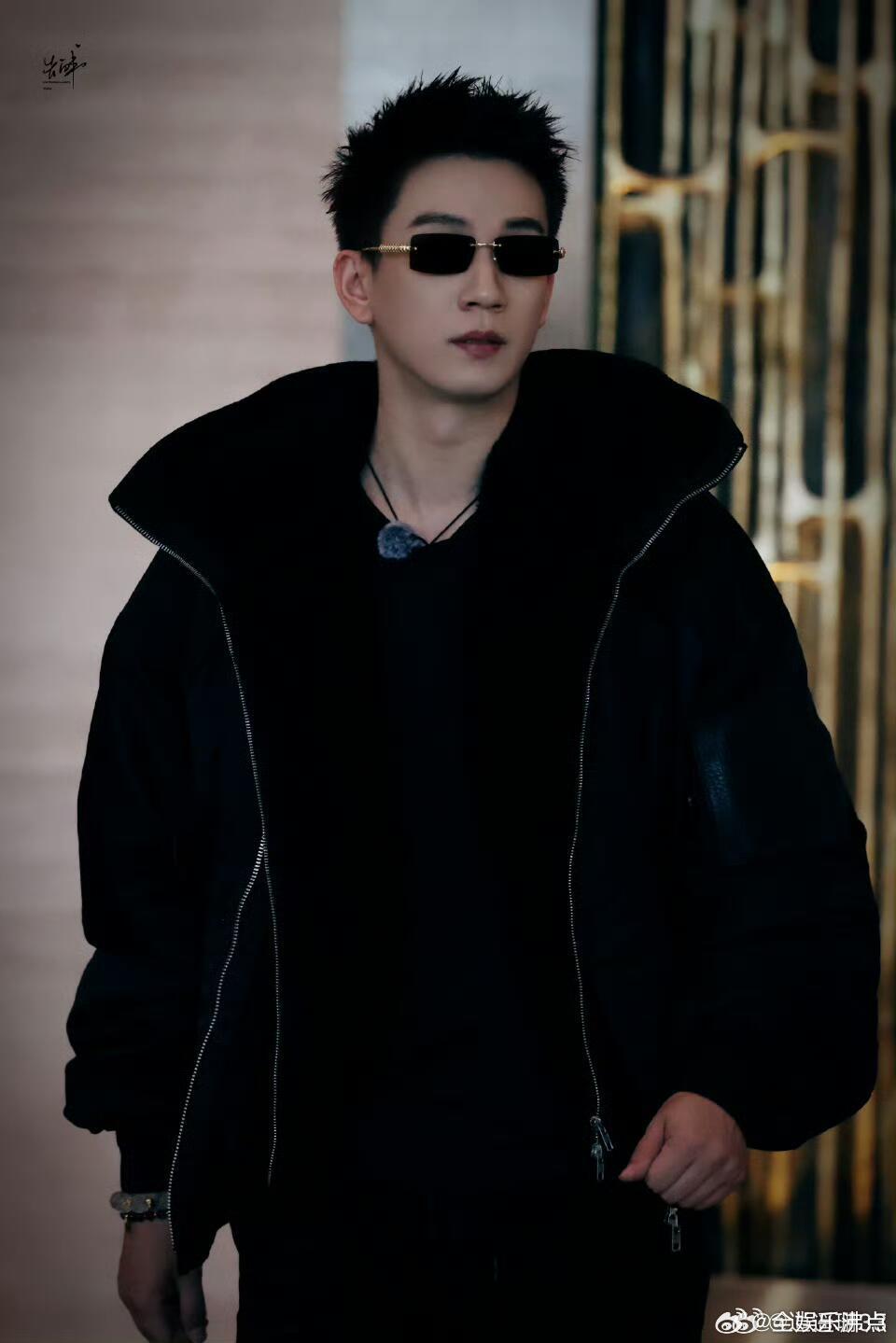 王子奇短短十天完成黑切白短短十天完美演绎风格反转！王子奇从酷帅黑装大佬切换成白衣