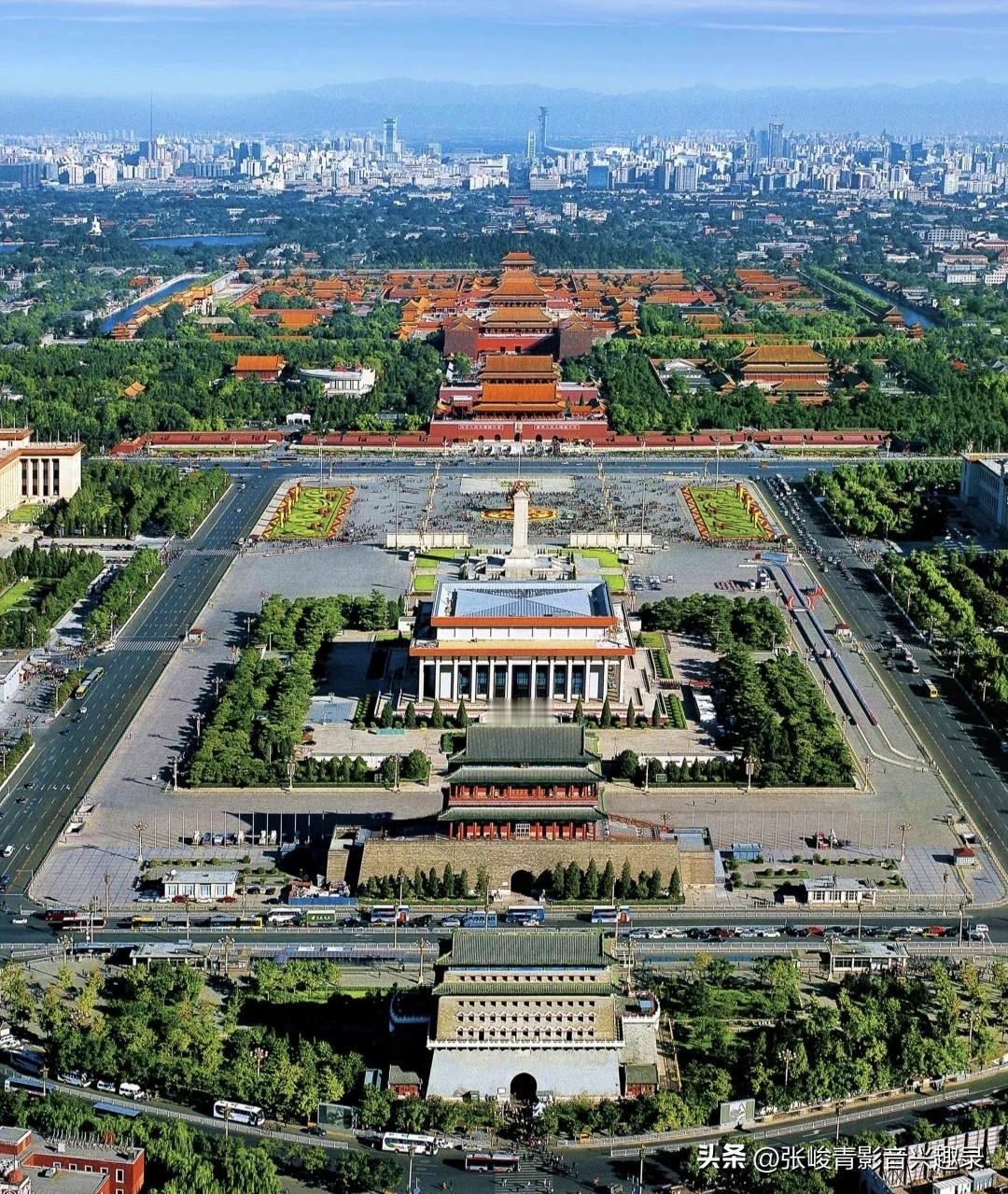 如图，北京这个完美的中轴线俯视角度太震撼了，从正阳门→纪念堂→天安门→故宫，一气