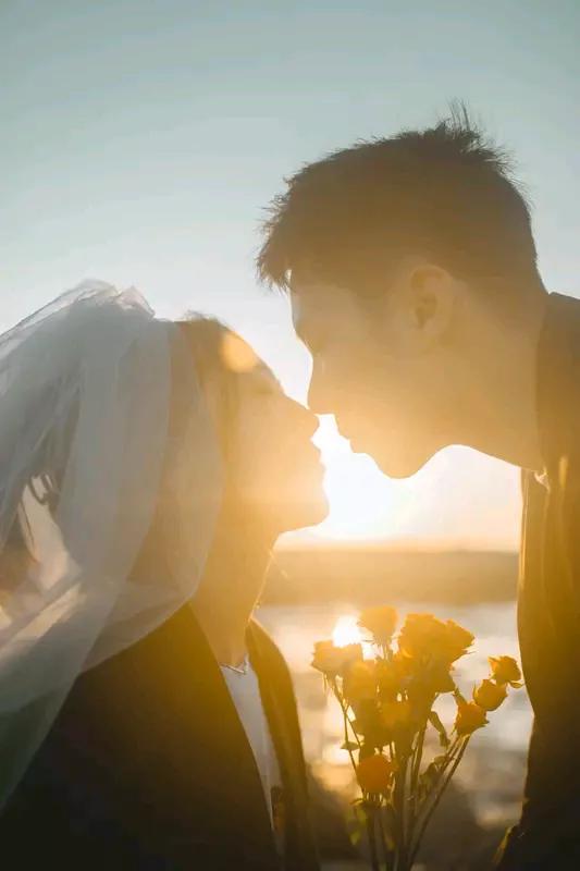 不等了！老乡们可以先吃着哩，，，浙江这对新人结婚回老家摆酒，原本是热热闹闹的喜事