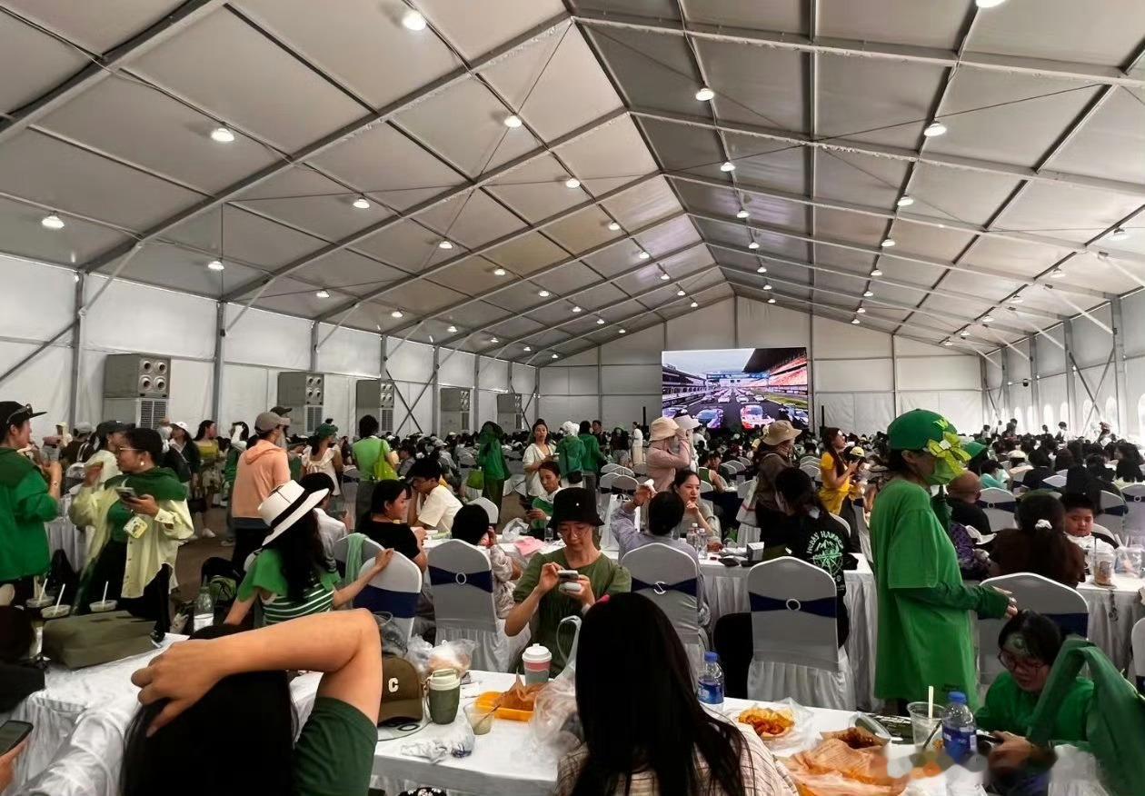 王一博给粉丝搭建制冷大棚 爱意从不用高声诉说，温柔地藏在这片隔绝烈日的清凉之中。