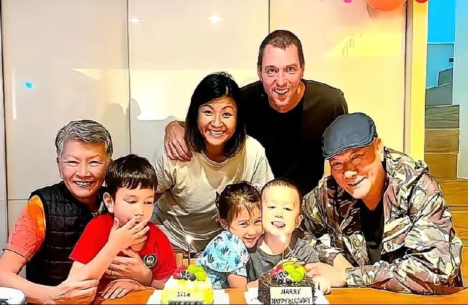 73岁李修贤近照曝光，瞬间让人破防！曾经银幕上那个荷枪实弹、气场全开的“李Sir